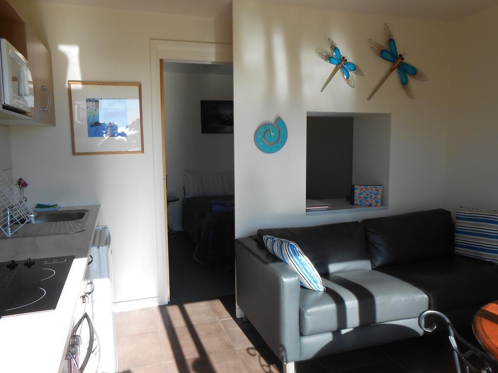 The Penguin Room - Tidelines Of Бичено Номер фото